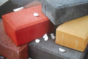 如何澆筑一塊高質(zhì)量的水泥彩磚？